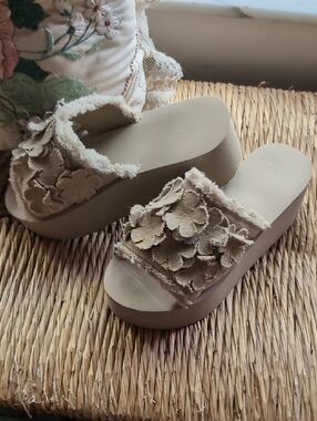 Beige Floral Applique Platform Slide Sandals - Women